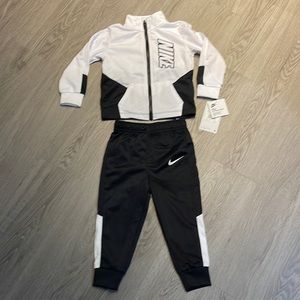 NWT Nike 2 piece jogger set